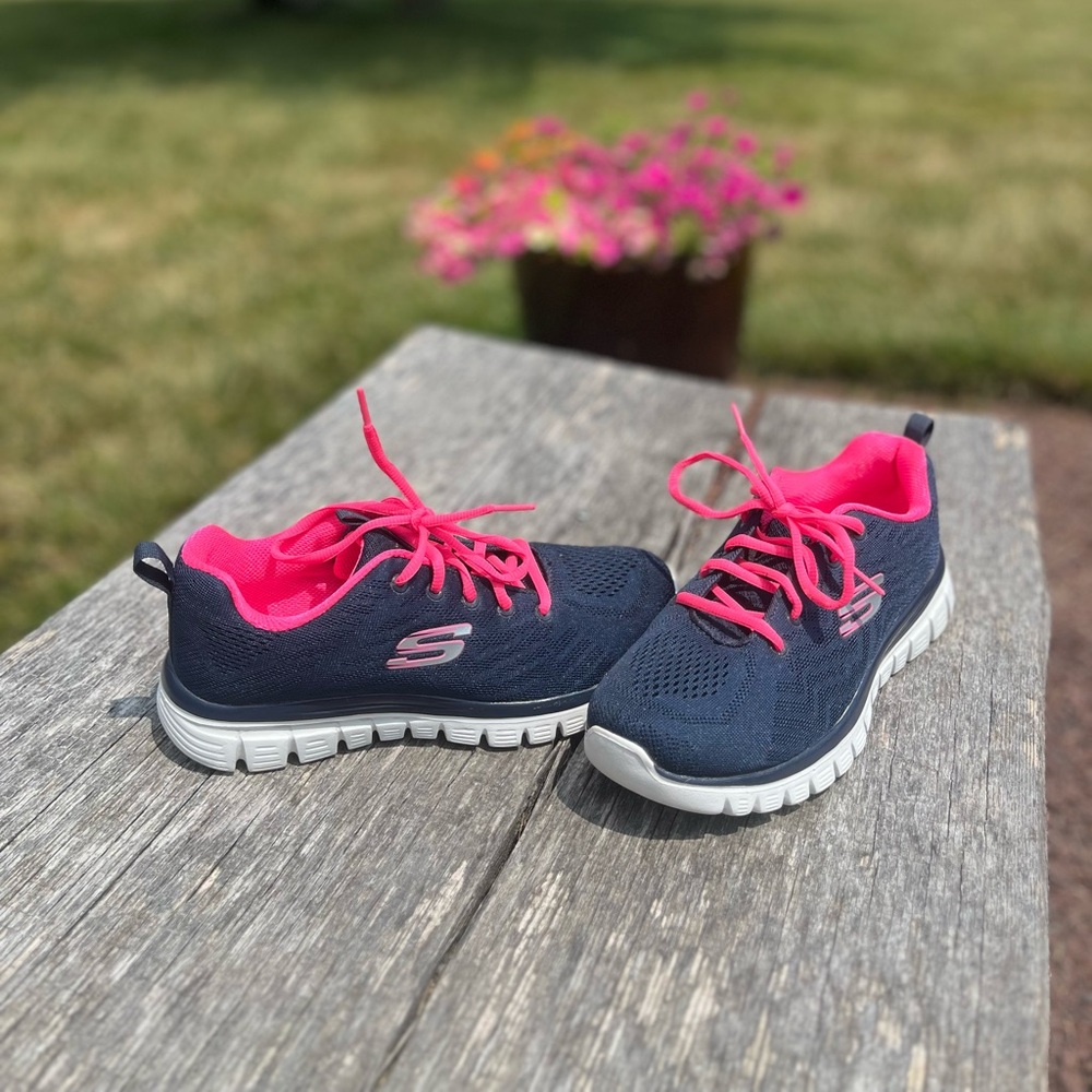 Skechers Memory Foam Sneakers Size 7 Wide - Price Reduced!